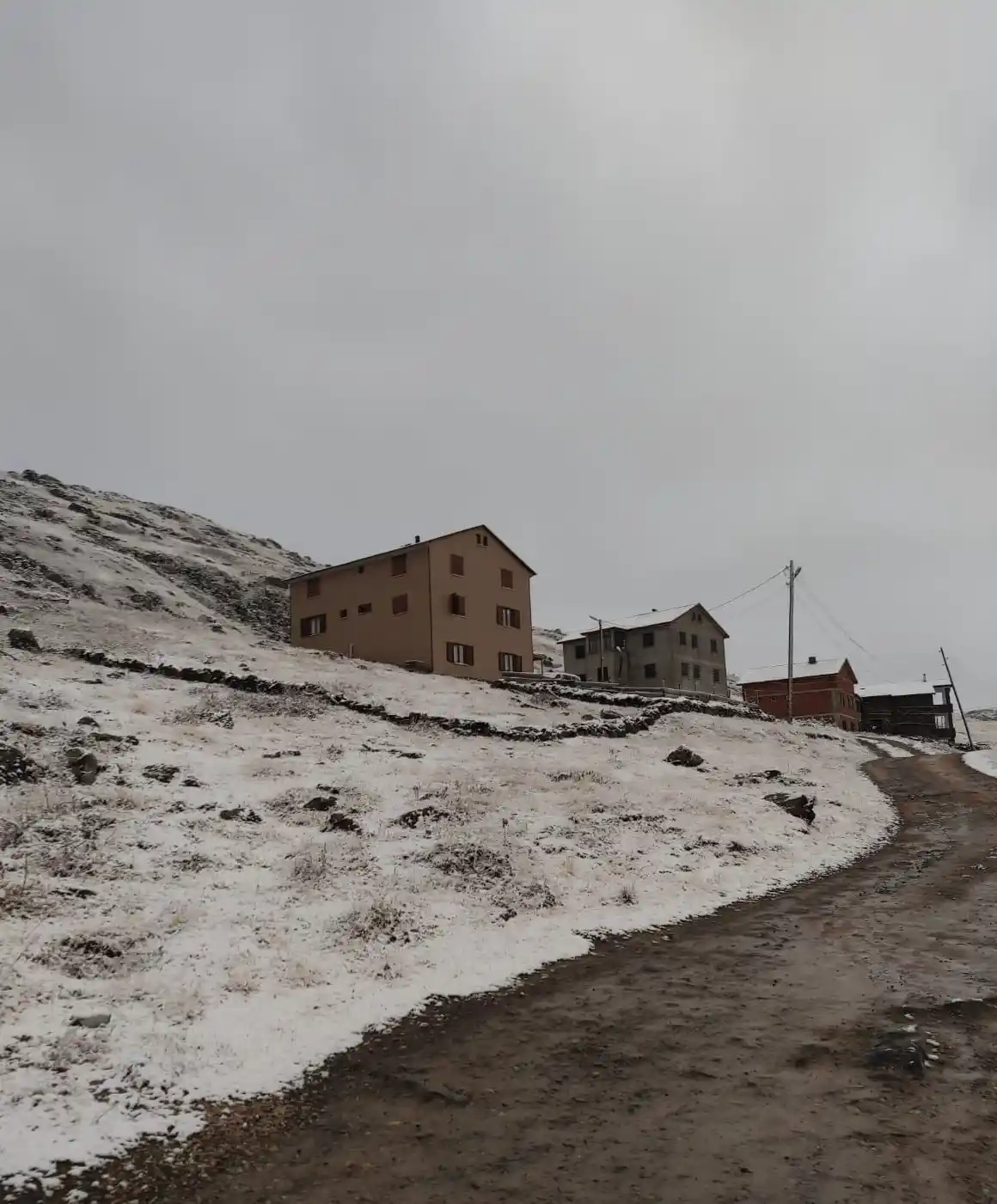 Trabzon’un yaylalarına mevsimin ilk karı yağdı