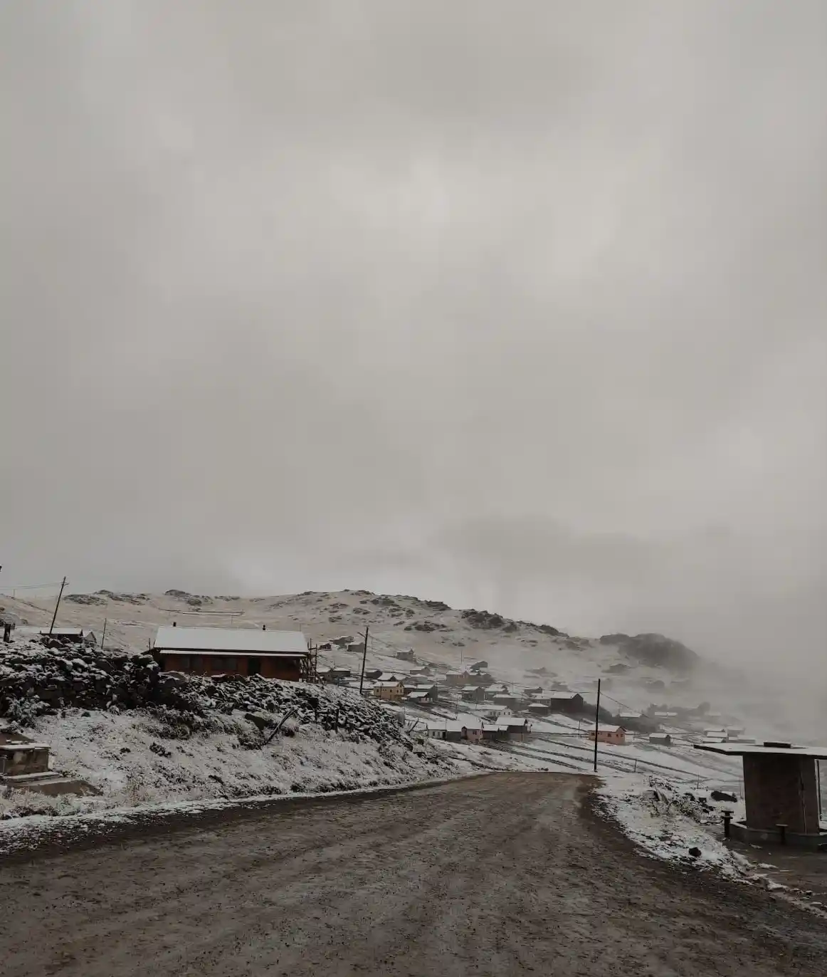 Trabzon’un yaylalarına mevsimin ilk karı yağdı