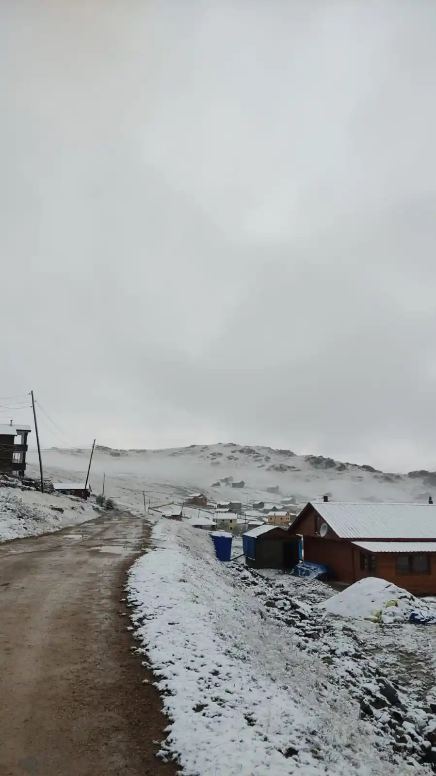 Trabzon’un yaylalarına mevsimin ilk karı yağdı