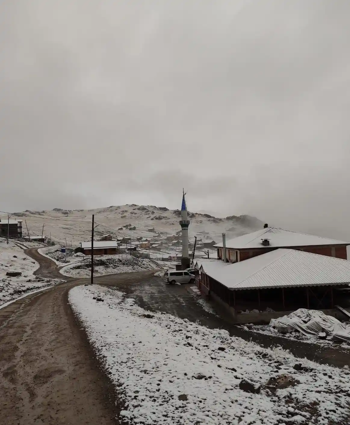 Trabzon’un yaylalarına mevsimin ilk karı yağdı