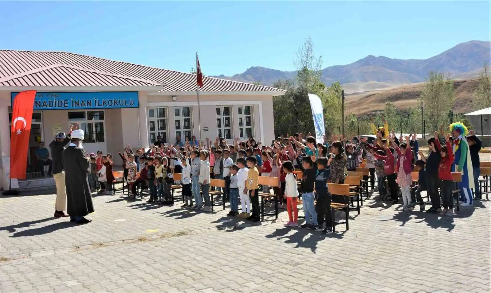Tuşba Belediyesi, öğrencileri tiyatro ile buluşturmaya devam ediyor
