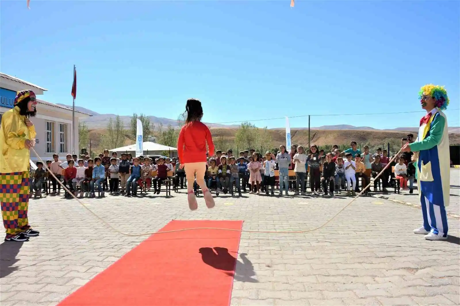 Tuşba Belediyesi, öğrencileri tiyatro ile buluşturmaya devam ediyor
