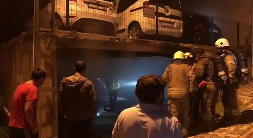 Ümraniye'de kapalı otoparkta çıkan yangında 5 araç yandı
