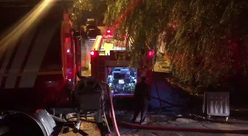 Ümraniye’de kapalı otoparkta çıkan yangında 5 araç yandı