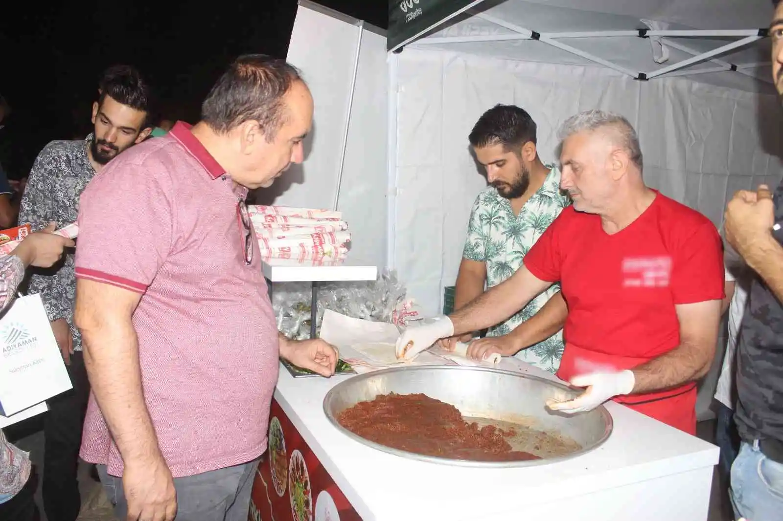 Üniversite öğrencileri çiğköfteyle karşılandı
