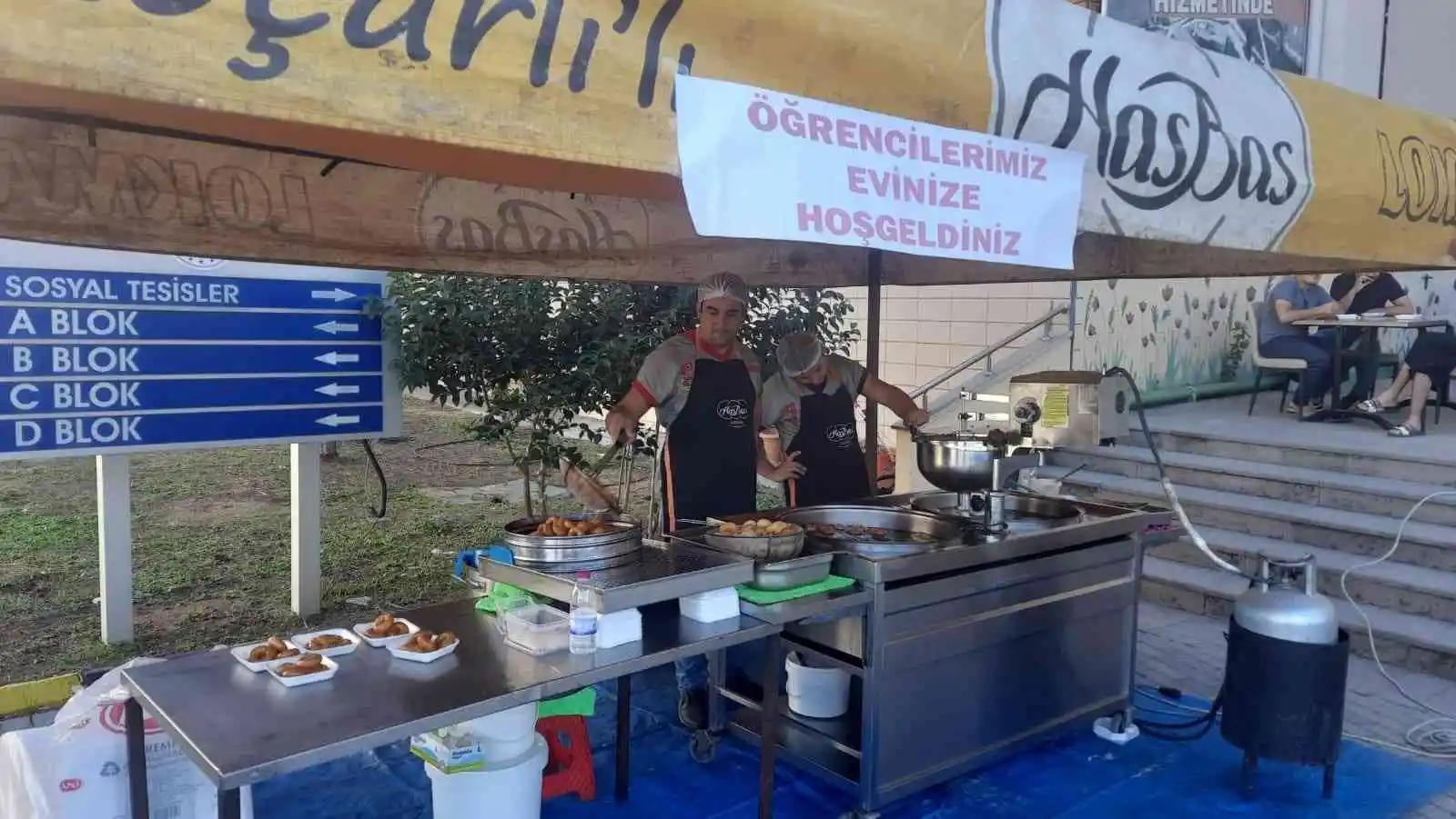 Üniversiteli öğrenci ve velilerine lokma ikramı
