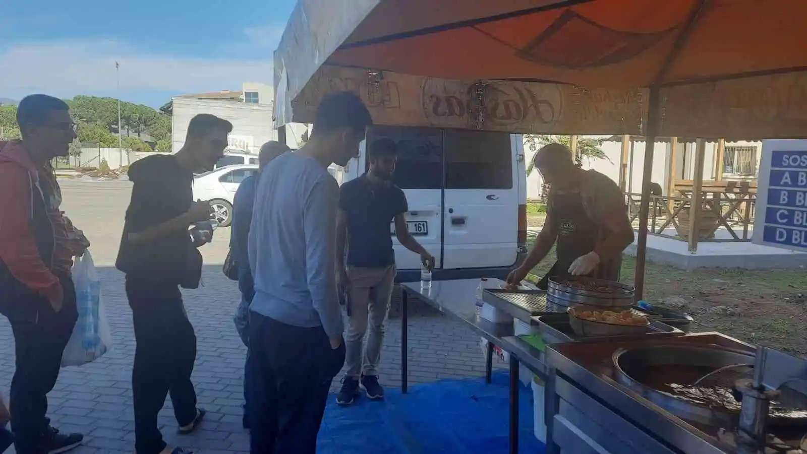 Üniversiteli öğrenci ve velilerine lokma ikramı