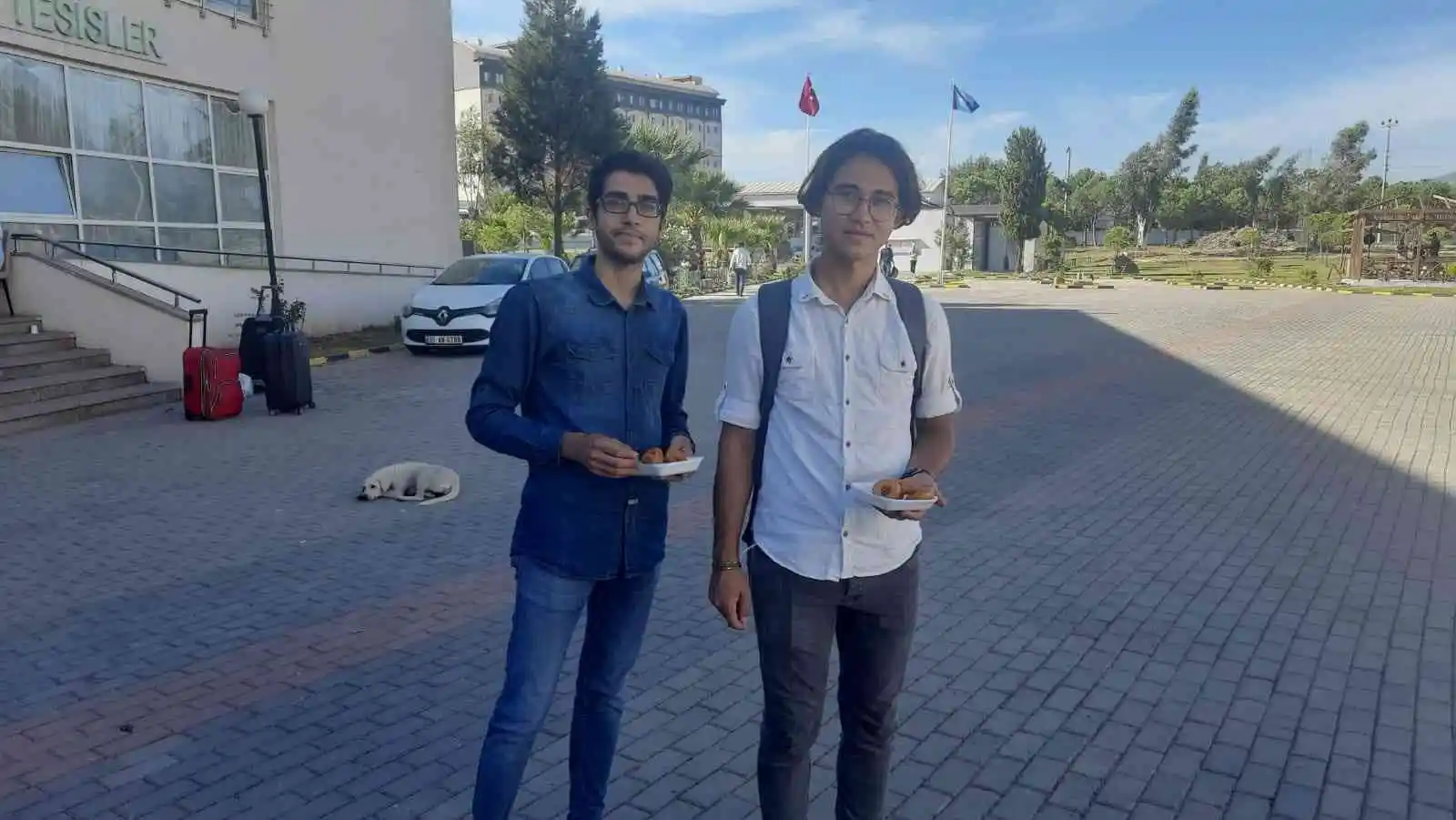 Üniversiteli öğrenci ve velilerine lokma ikramı