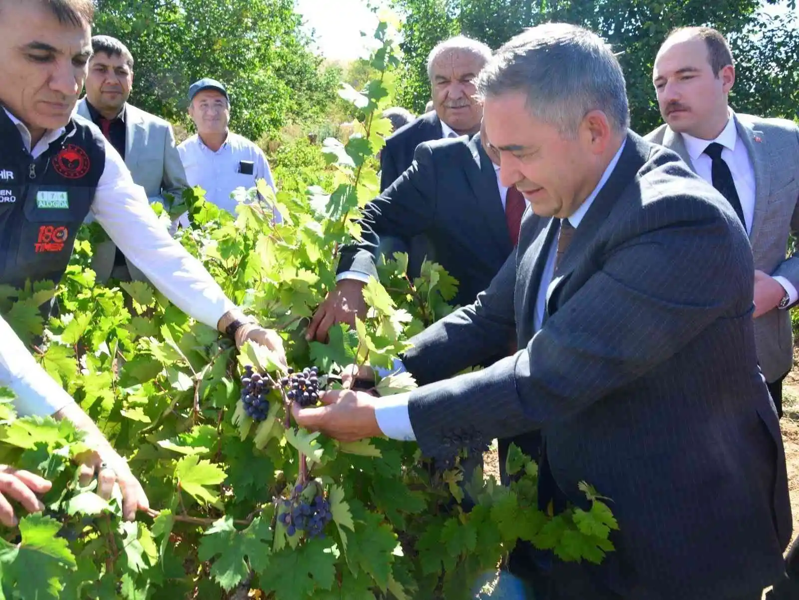 Vali Buhara, Pekmezci köyü sakinleriyle bir araya geldi
