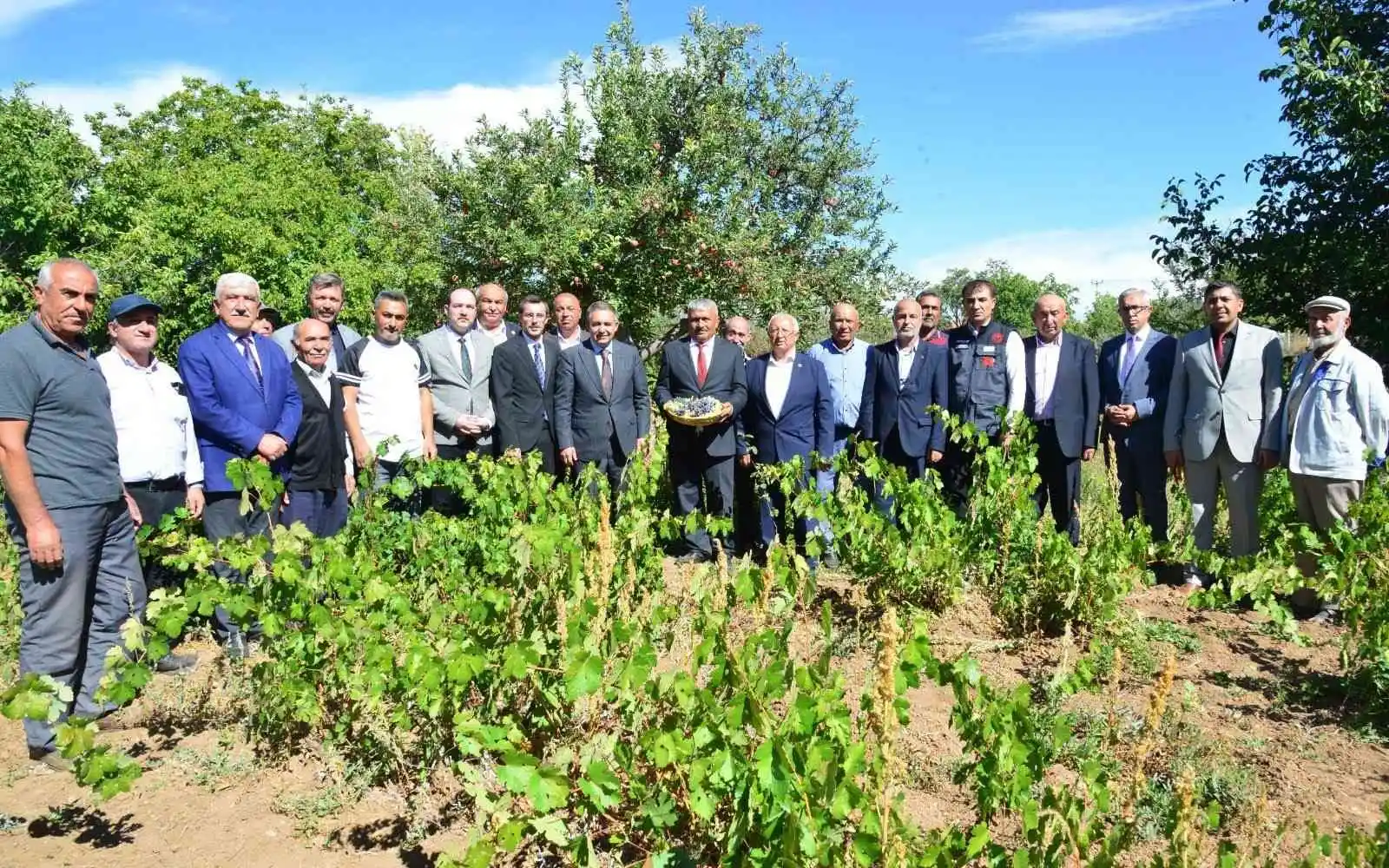 Vali Buhara, Pekmezci köyü sakinleriyle bir araya geldi
