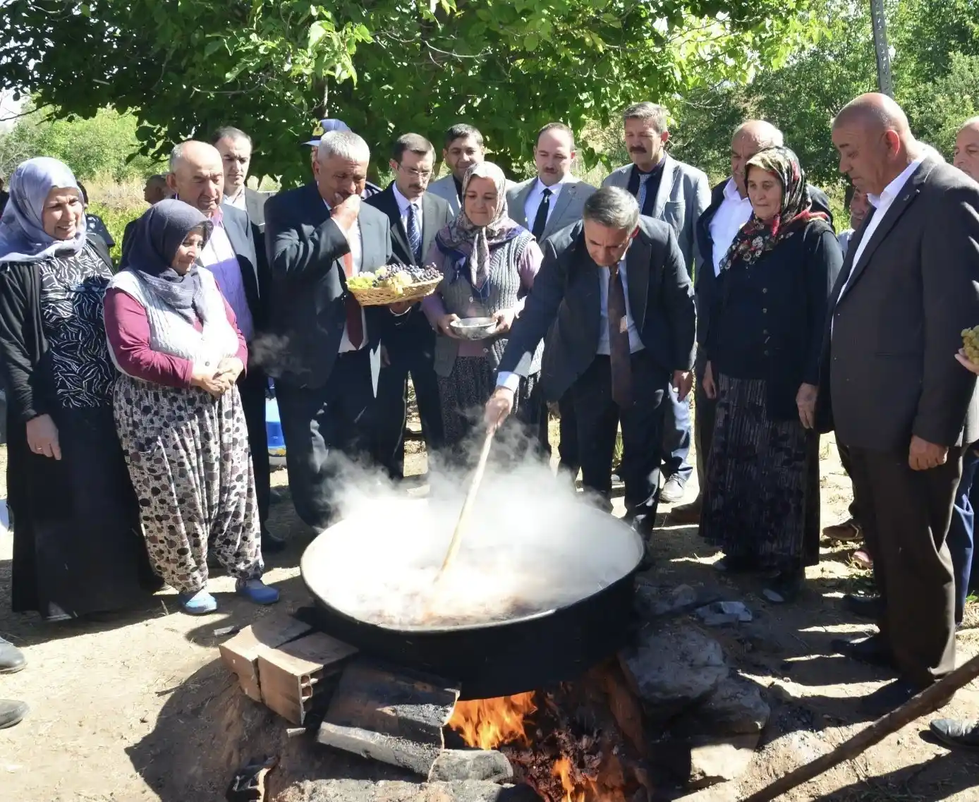 Vali Buhara, Pekmezci köyü sakinleriyle bir araya geldi
