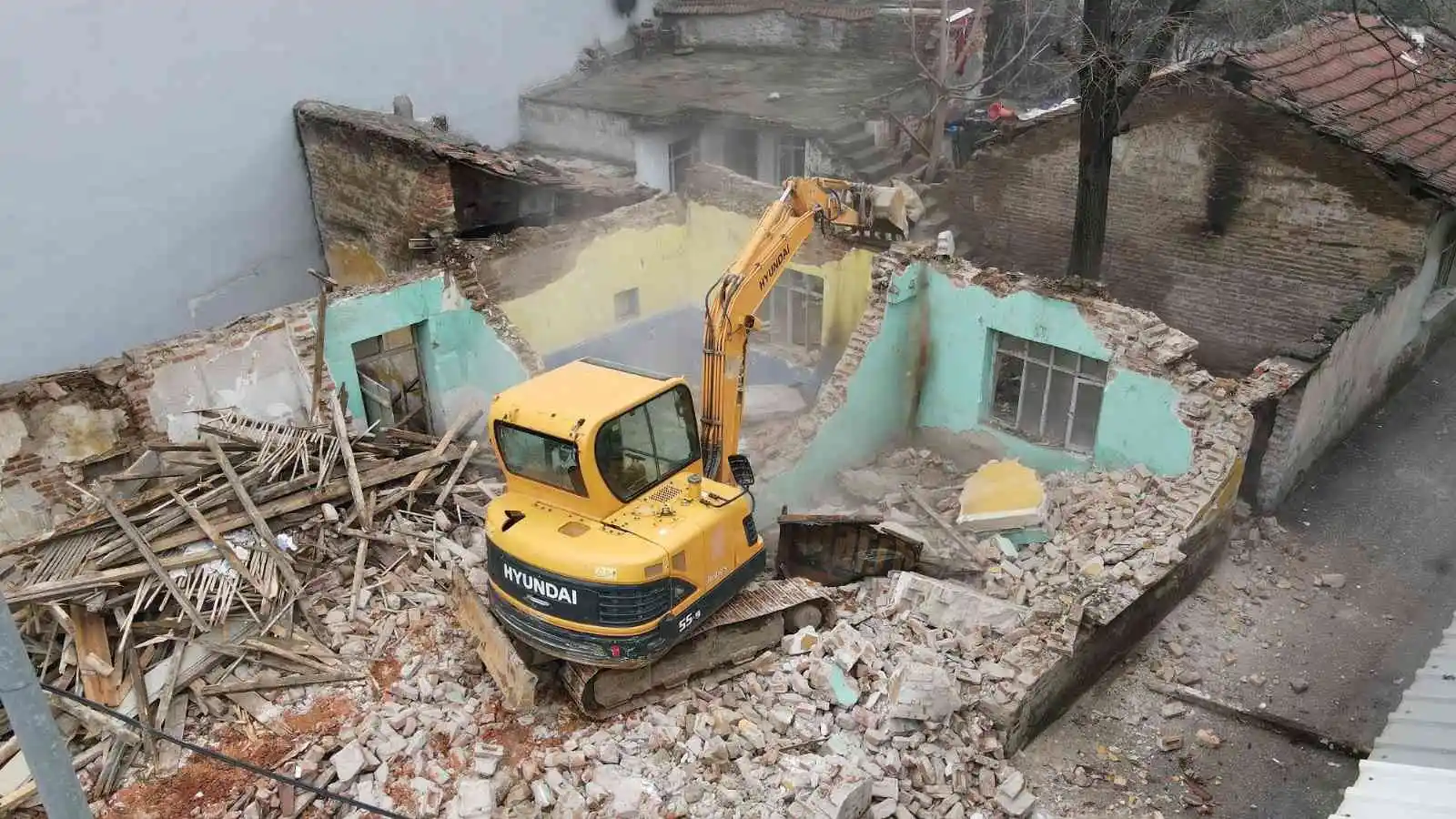 Yıldırım Belediyesi 461 metruk binayı yıktı