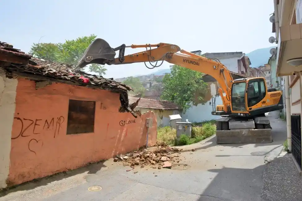 Yıldırım Belediyesi 461 metruk binayı yıktı