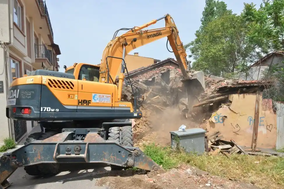 Yıldırım Belediyesi 461 metruk binayı yıktı