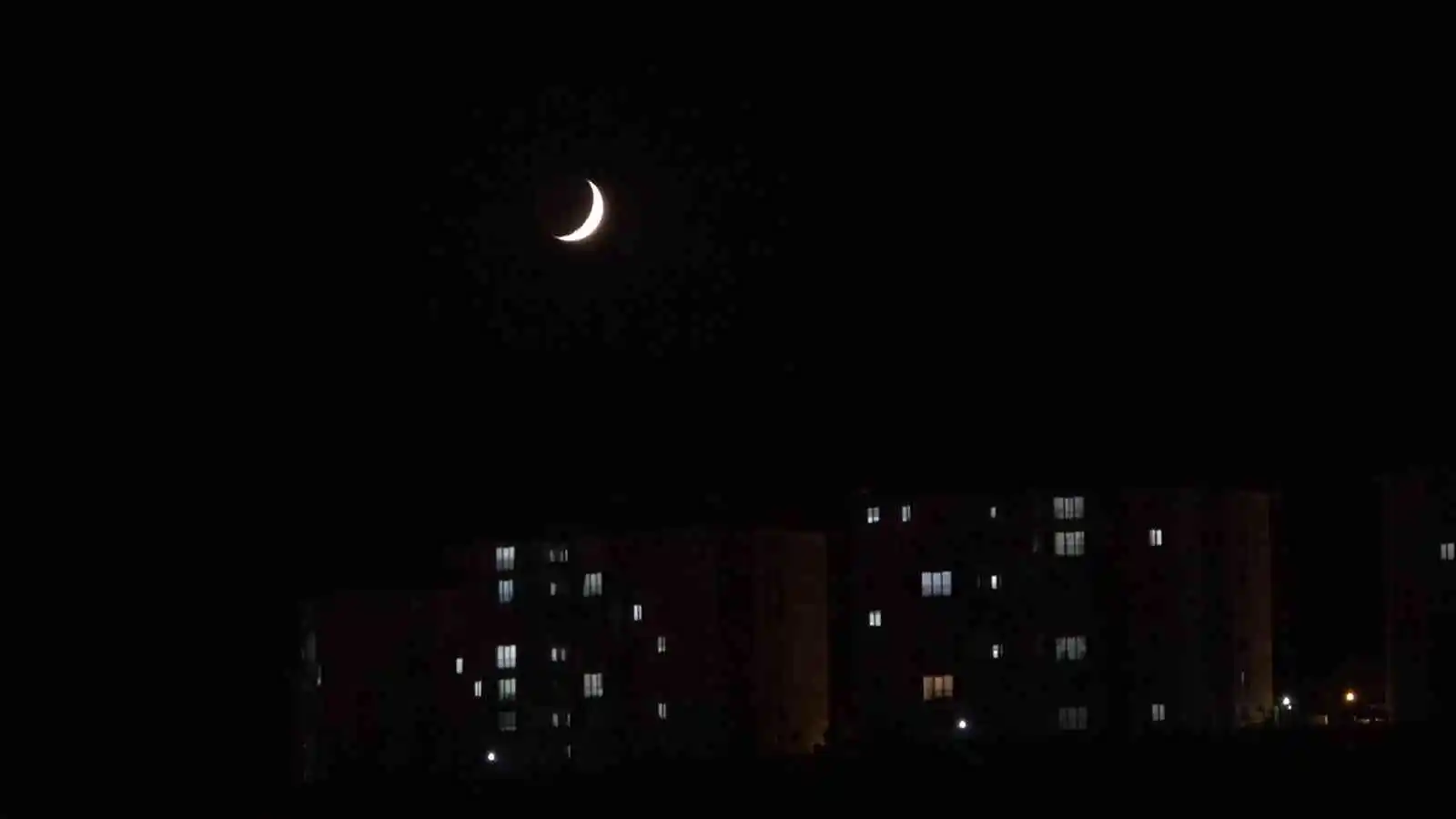 Yüksekova’da Ay hayran bıraktı
