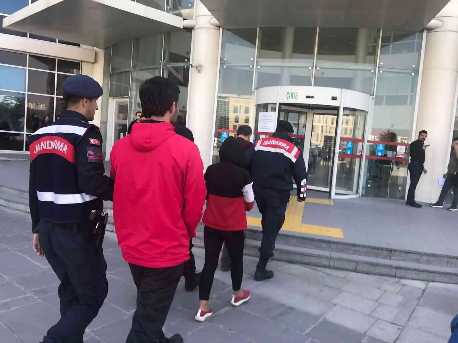 100 bin TL nakit para çalan 3 şahıs yakalandı
