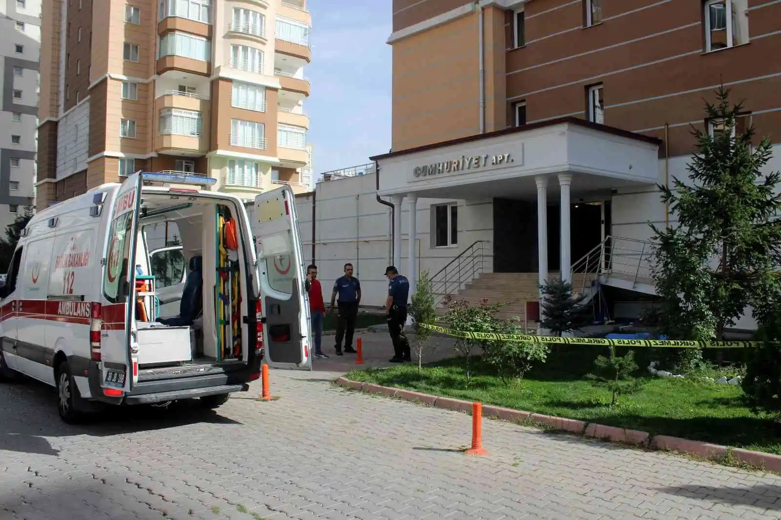 11. kattan düşen kadın hayatını kaybetti
