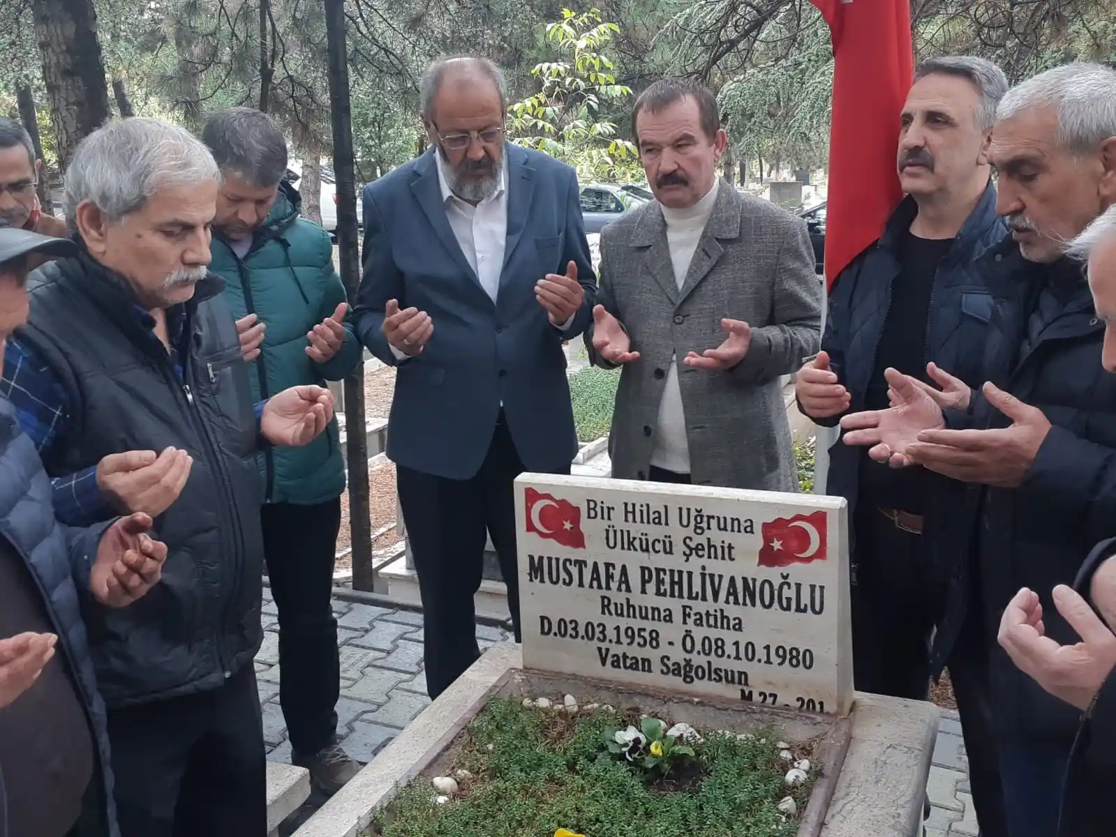 12 Eylül Darbesi'nde idam edilen Mustafa Pehlivanoğlu ölüm yıl dönümünde mezarı başında anıldı
