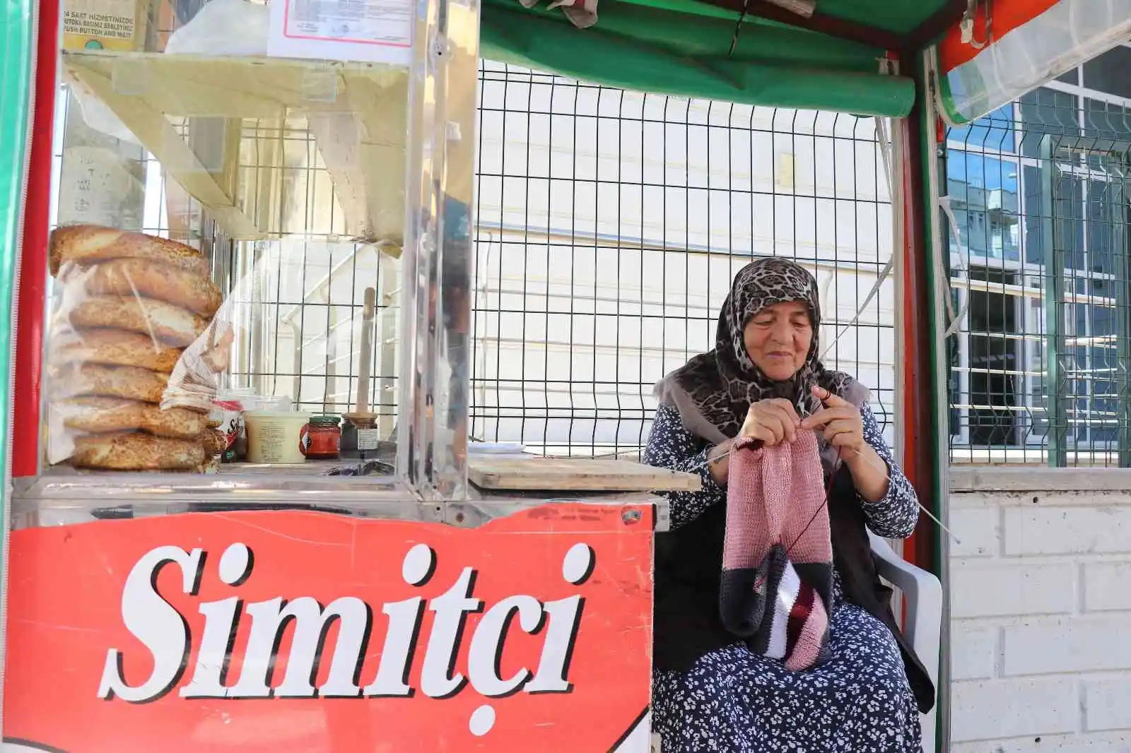 18 yıldır simit tezgahıyla hem cezaevindeki oğluna hem torunlarına bakıyor
