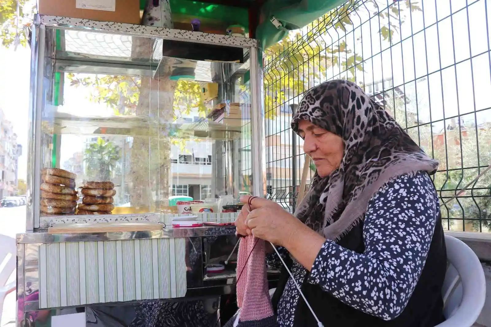 18 yıldır simit tezgahıyla hem cezaevindeki oğluna hem torunlarına bakıyor
