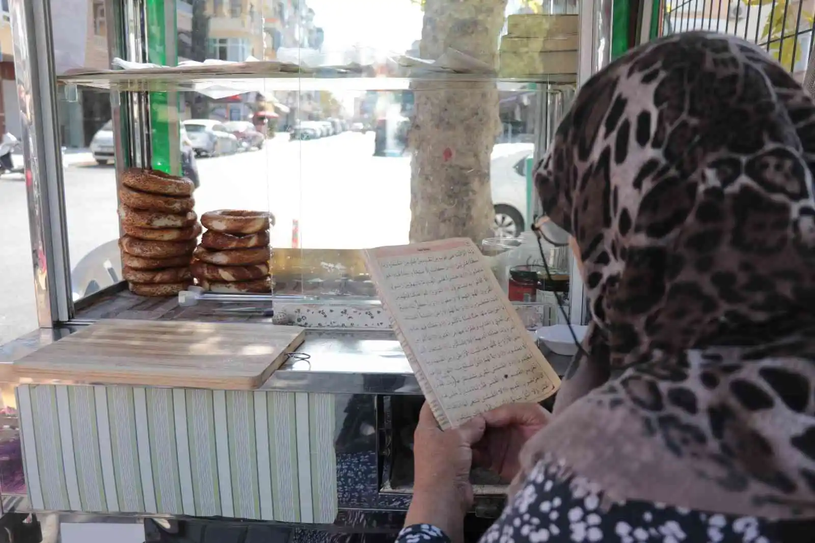 18 yıldır simit tezgahıyla hem cezaevindeki oğluna hem torunlarına bakıyor
