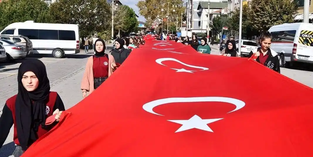 300 metrelik Türk bayrağı ile Cumhuriyet coşkusu