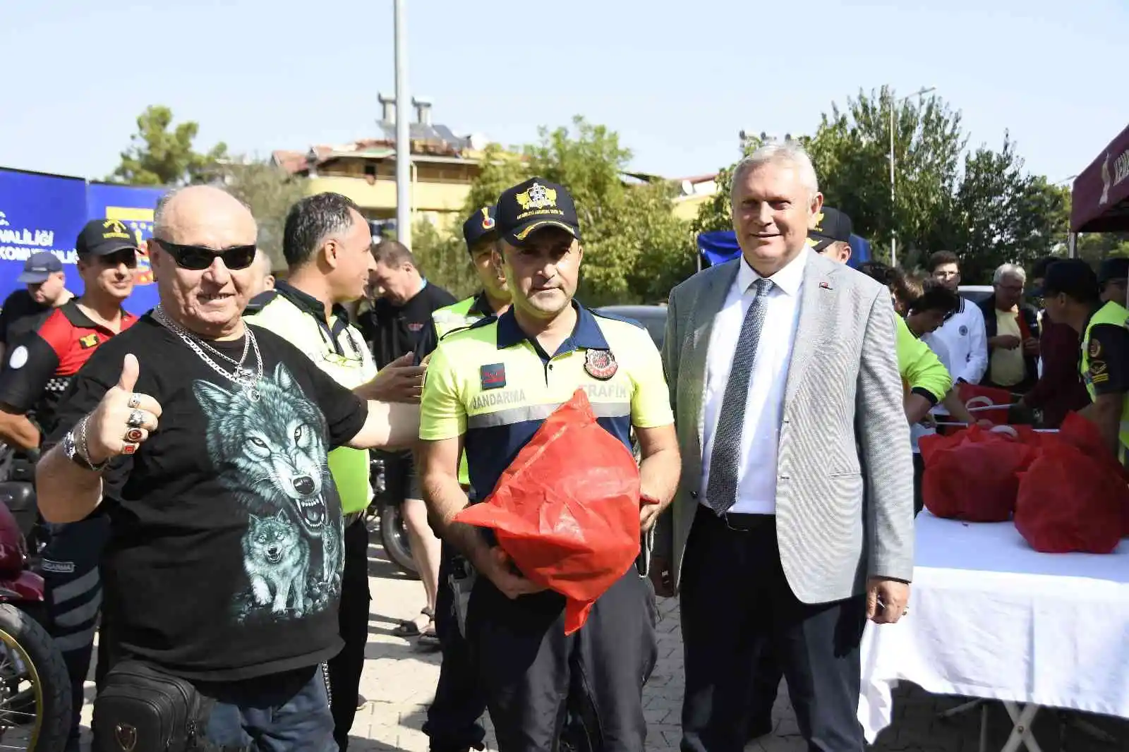 32 ülkeden 350 sporcunun katıldığı etkinlikte vatandaşlara çekilişle kask dağıtıldı
