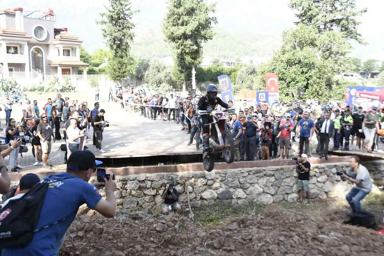 32 ülkeden 350 sporcunun katıldığı etkinlikte vatandaşlara çekilişle kask dağıtıldı
