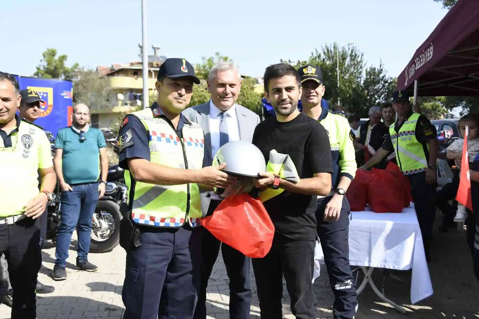 32 ülkeden 350 sporcunun katıldığı etkinlikte vatandaşlara çekilişle kask dağıtıldı
