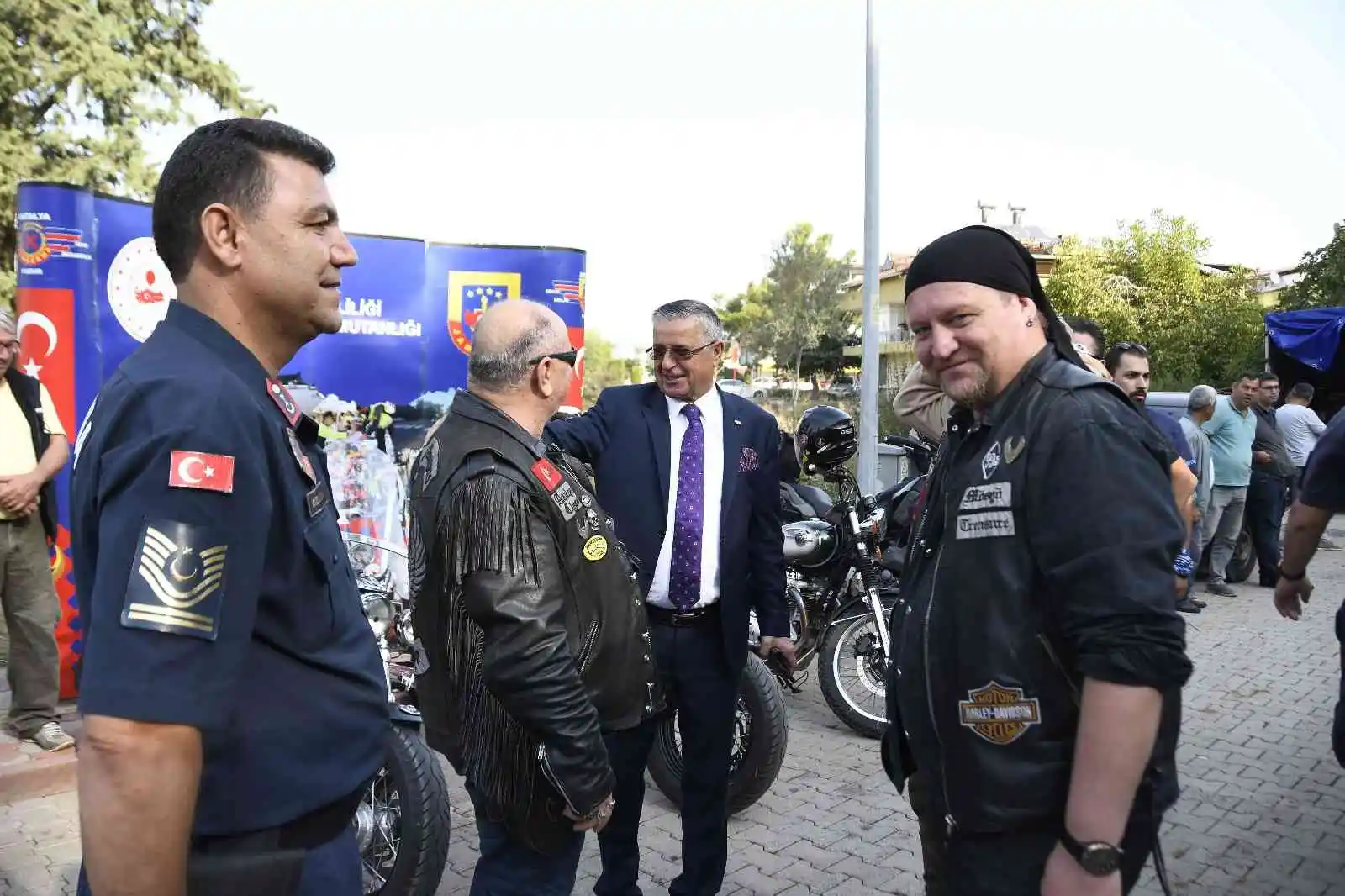 32 ülkeden 350 sporcunun katıldığı etkinlikte vatandaşlara çekilişle kask dağıtıldı
