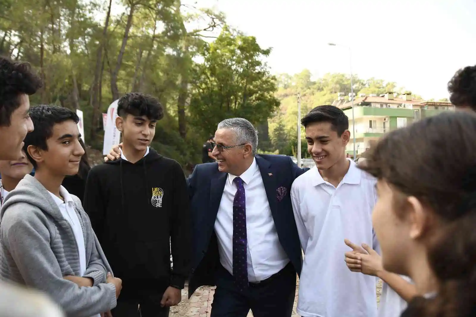 32 ülkeden 350 sporcunun katıldığı etkinlikte vatandaşlara çekilişle kask dağıtıldı
