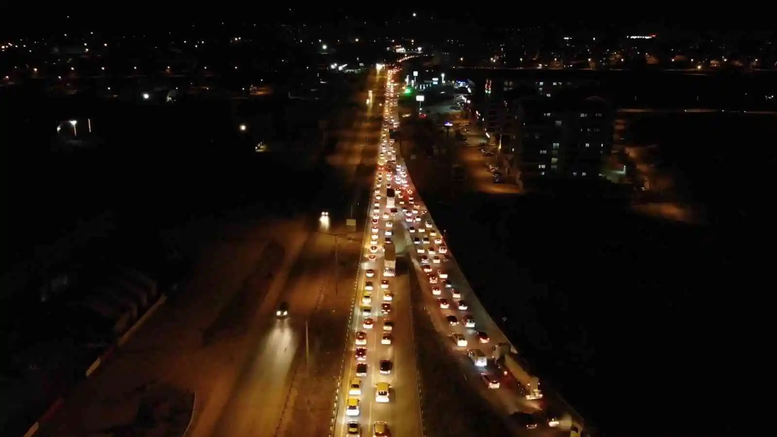 43 ilin geçiş güzergahındaki trafik yoğunluğu havadan görüntülendi