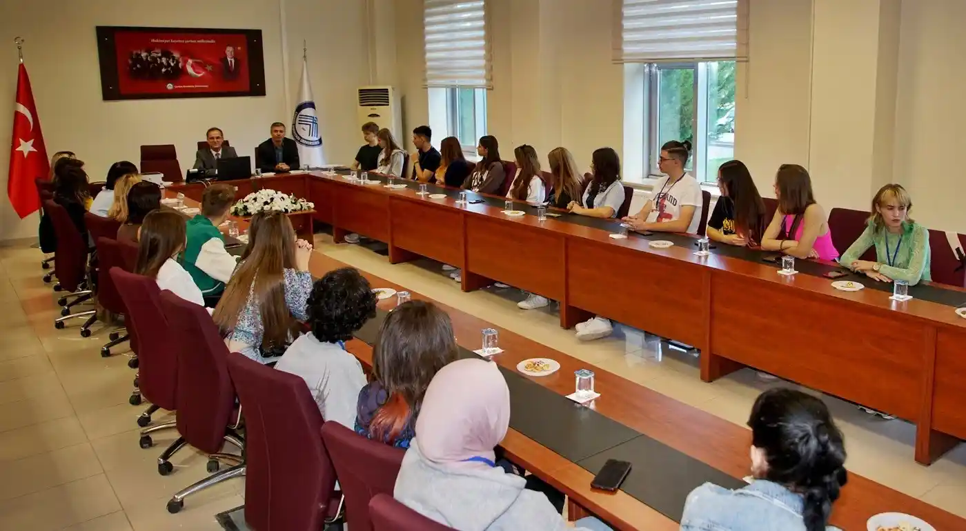 5 farklı ülkeden 60 genç ÇAKÜ'yü ziyaret etti
