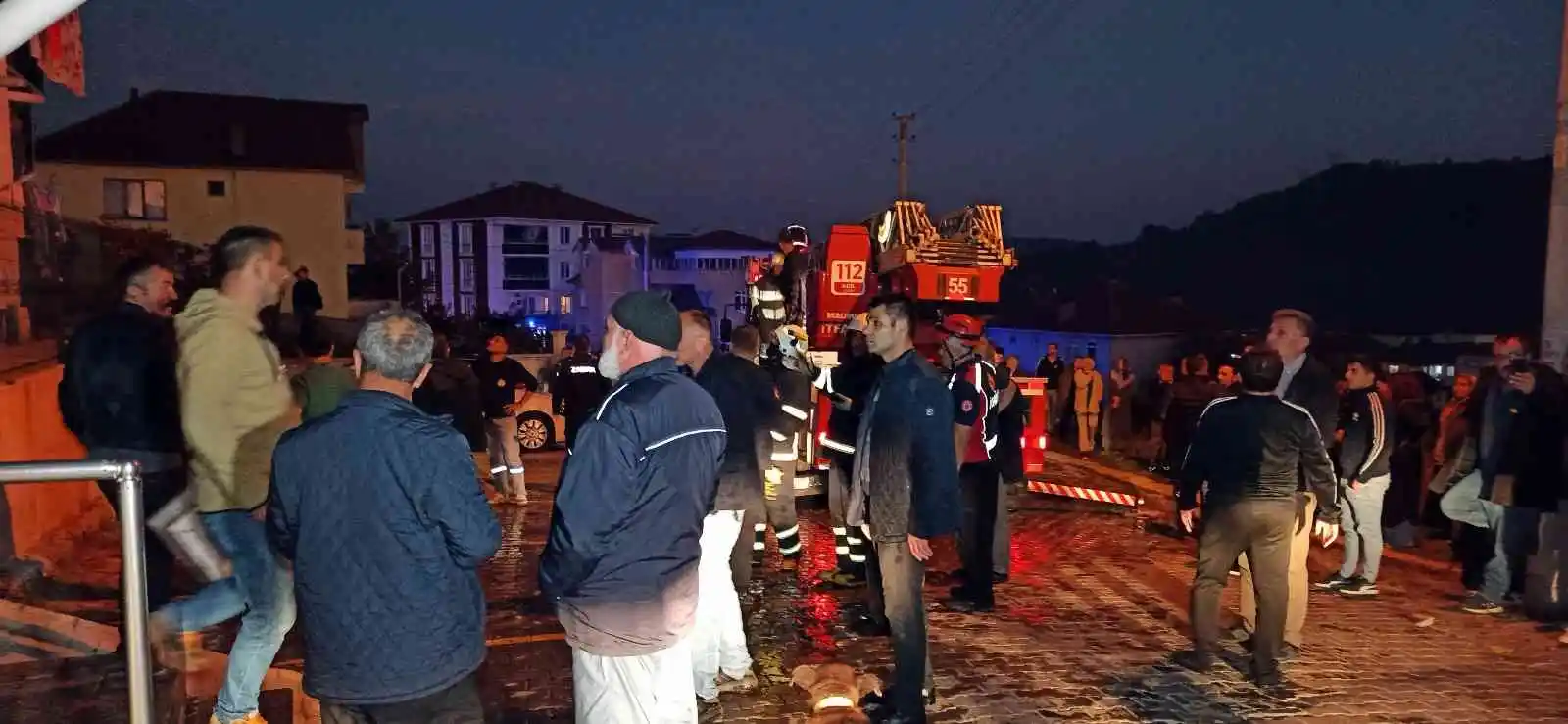6 katlı binada çıkan yangında 9 kişi dumandan etkilendi