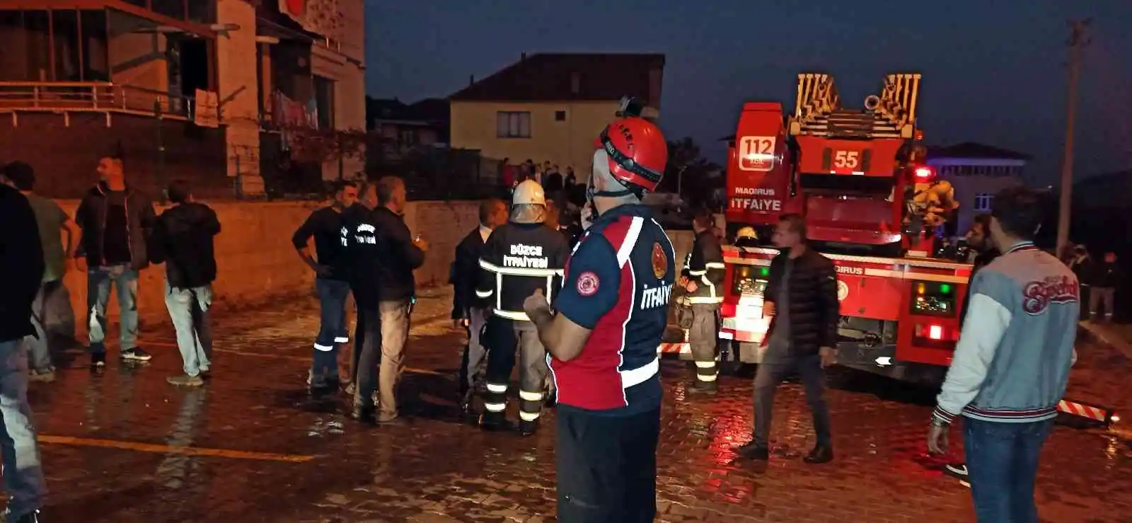 6 katlı binada çıkan yangında 9 kişi dumandan etkilendi