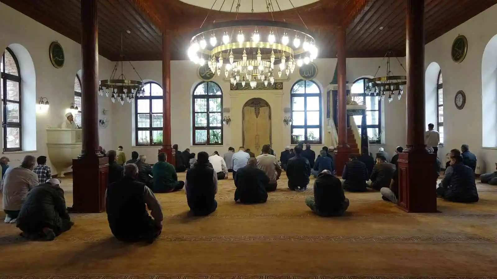 690 yıldır ayakta, kılıçla hutbe geleneği bu camide yaşatılıyor