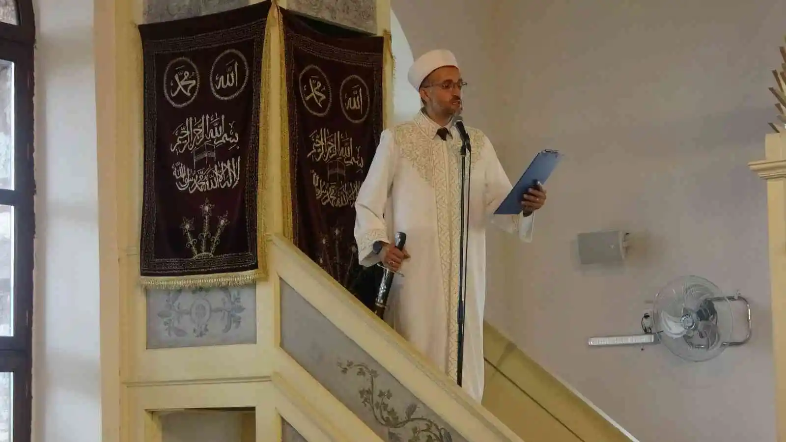 690 yıldır ayakta, kılıçla hutbe geleneği bu camide yaşatılıyor