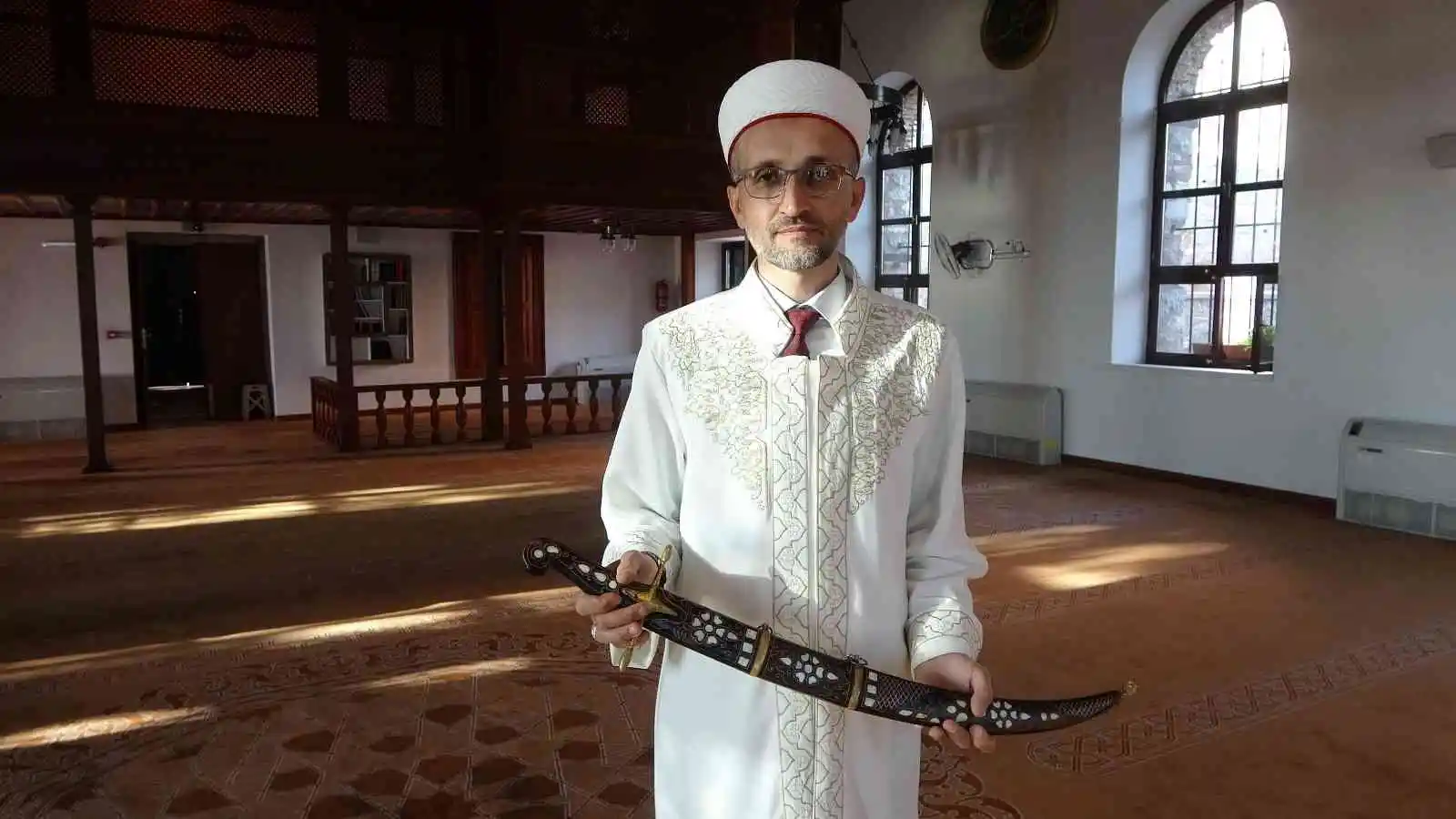 690 yıldır ayakta, kılıçla hutbe geleneği bu camide yaşatılıyor