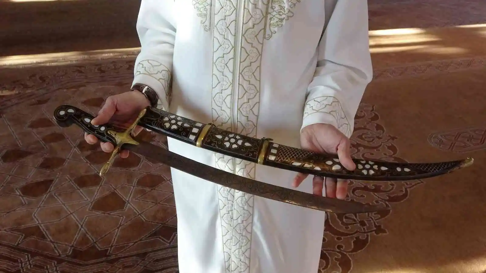 690 yıldır ayakta, kılıçla hutbe geleneği bu camide yaşatılıyor
