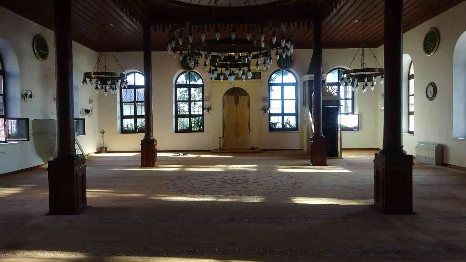 690 yıldır ayakta, kılıçla hutbe geleneği bu camide yaşatılıyor