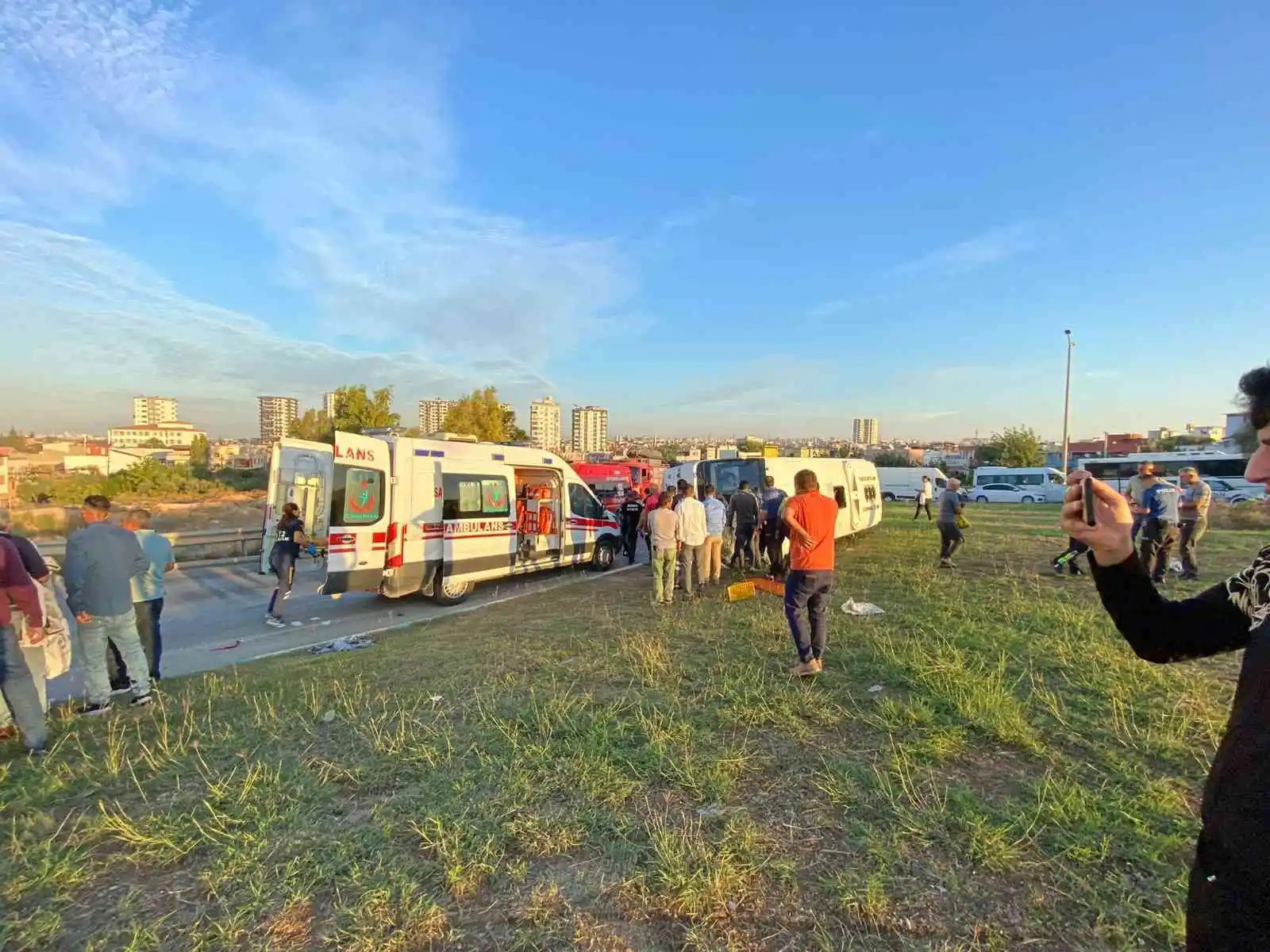 Adana'da işçileri taşıyan midibüs devrildi: 16 yaralı
