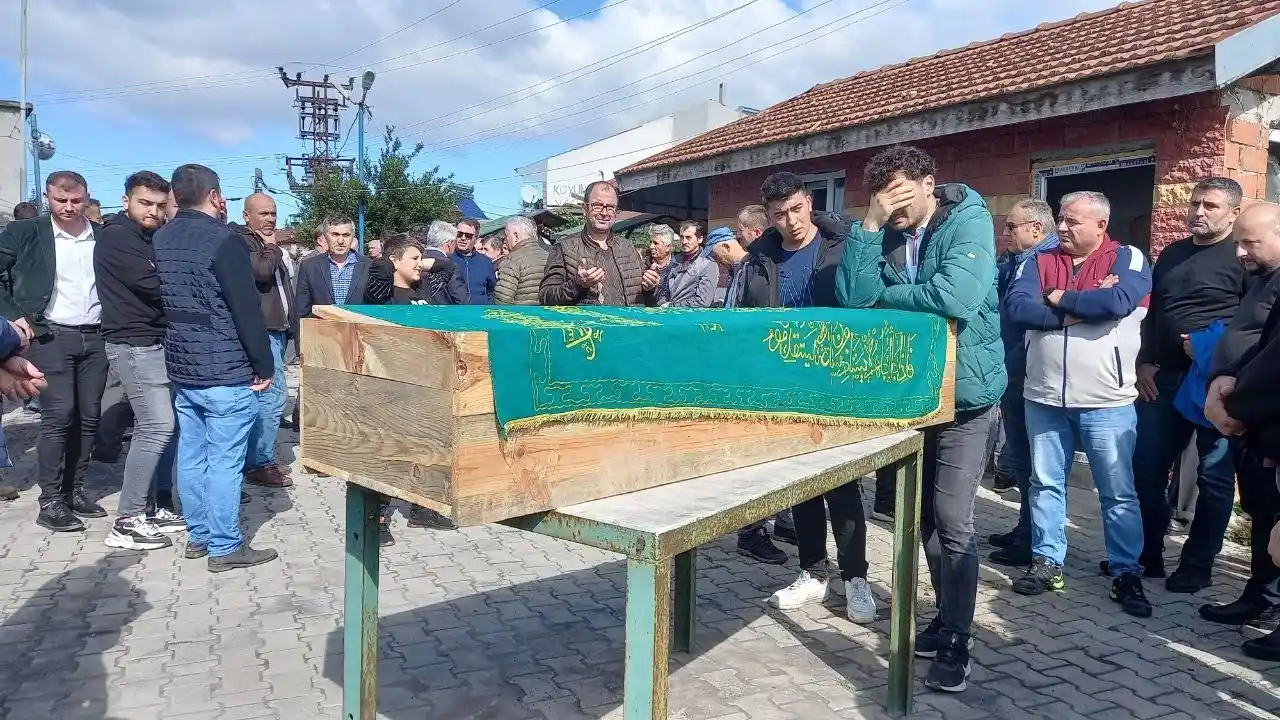 Ağaçtan düşerek ölen muhtar son yolculuğuna uğurlandı
