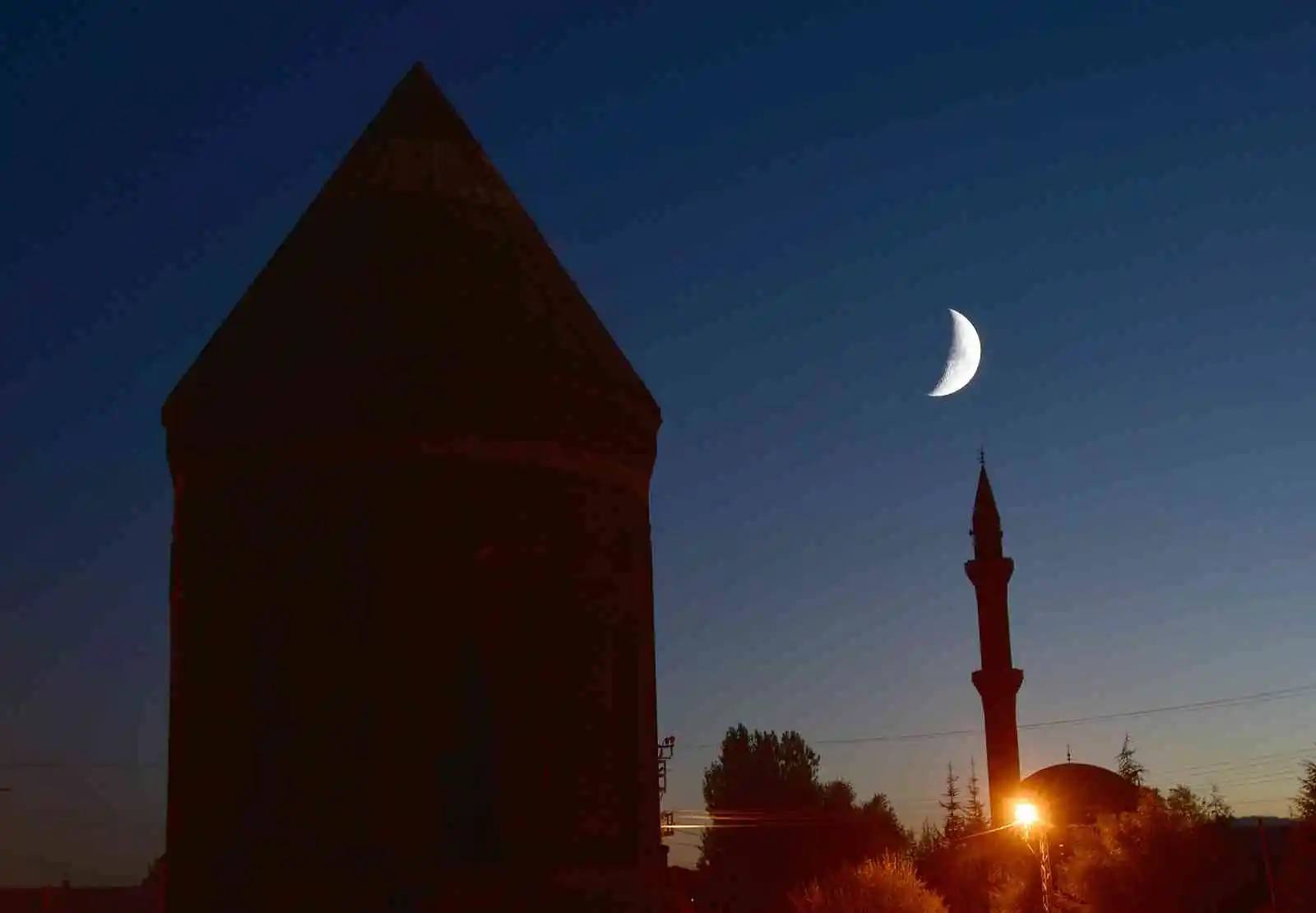 Ahlat'ta 'Yarım Ay'ın tarihi yapılarla oluşturduğu görüntü hayran bıraktı