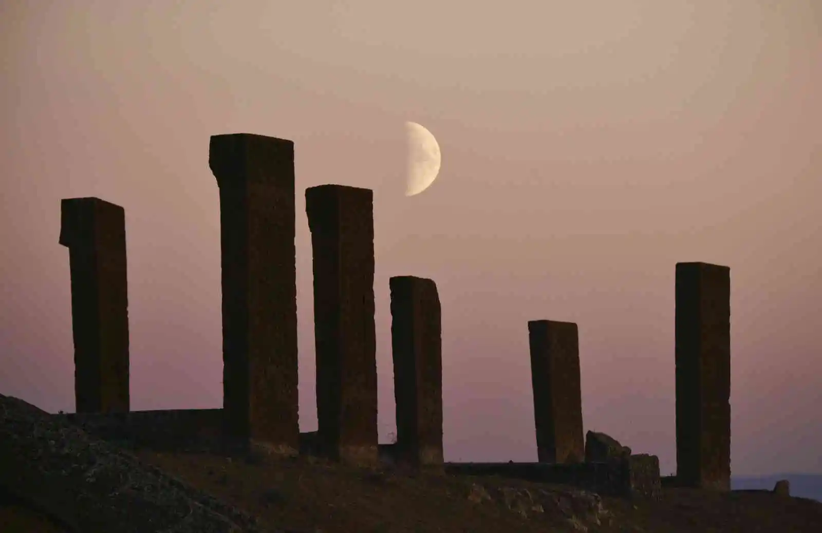 Ahlat’ta ‘Yarım Ay’ın tarihi yapılarla oluşturduğu görüntü hayran bıraktı