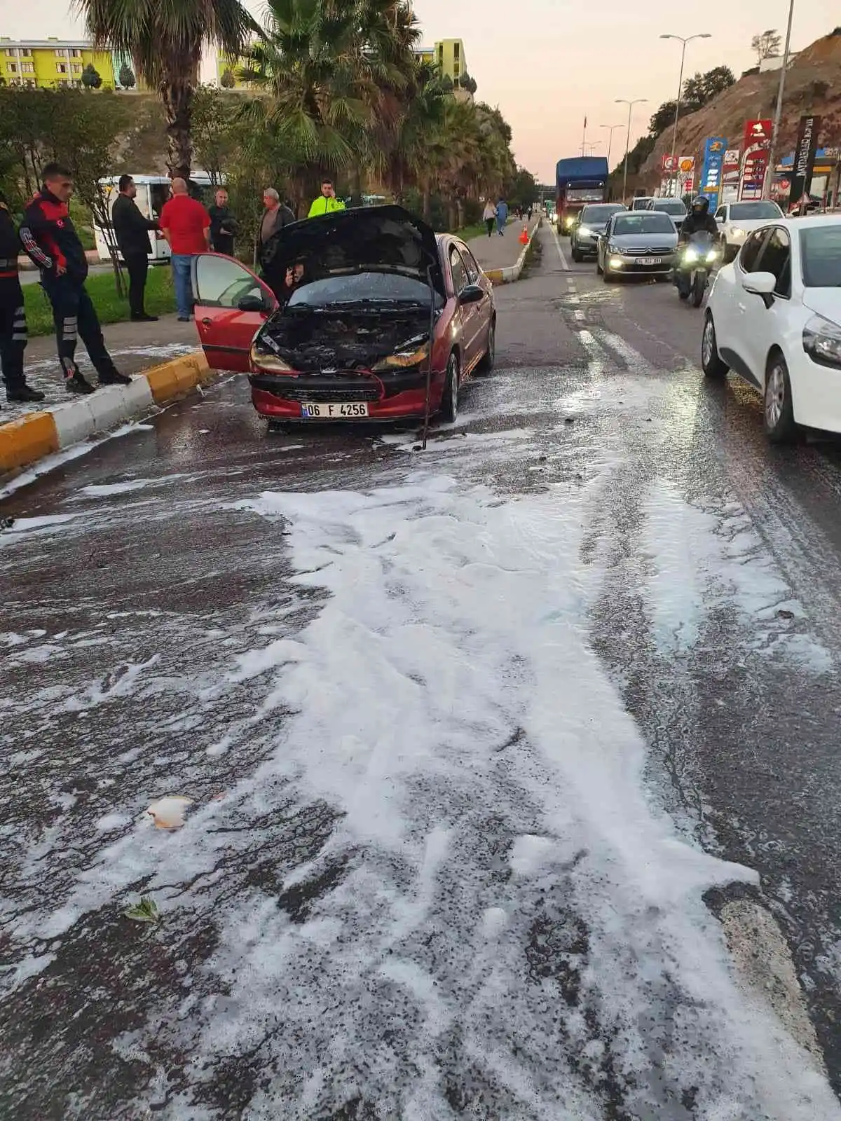 Akaryakıt istasyonlarının karşısında araç alev alev yandı
