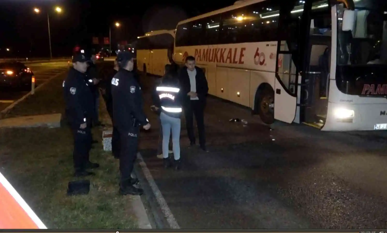 Aksaray’da otobüsten kaçan sınır dışı mülteci emniyet ve jandarmayı alarma geçirdi
