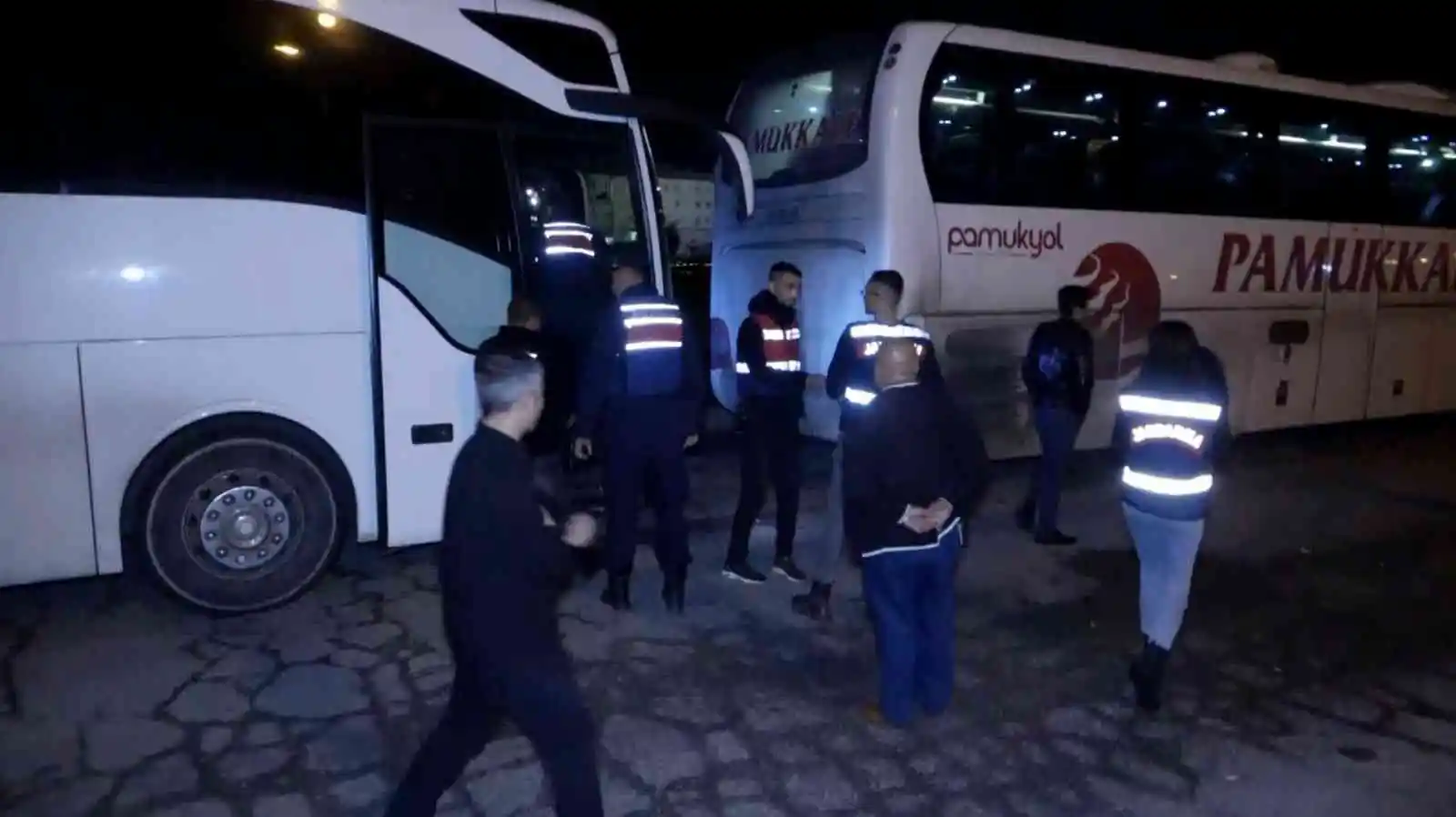 Aksaray’da otobüsten kaçan sınır dışı mülteci emniyet ve jandarmayı alarma geçirdi
