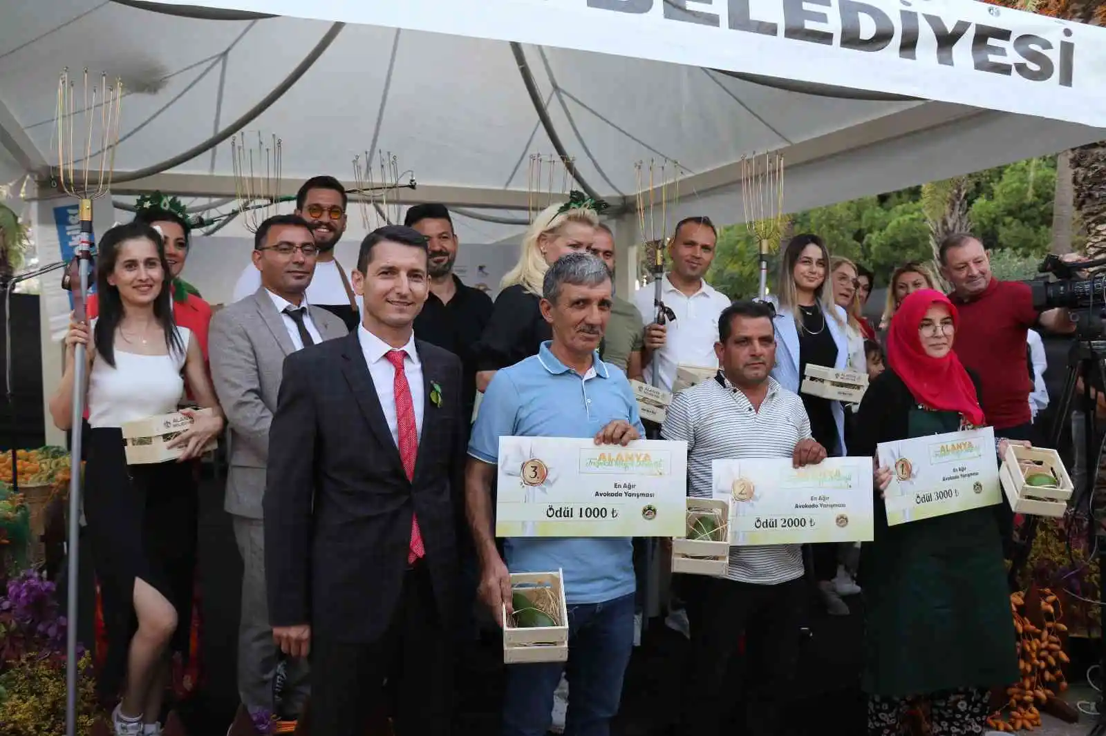 Alanya’nın en ağır avokadosu 610 gramla ödülü aldı