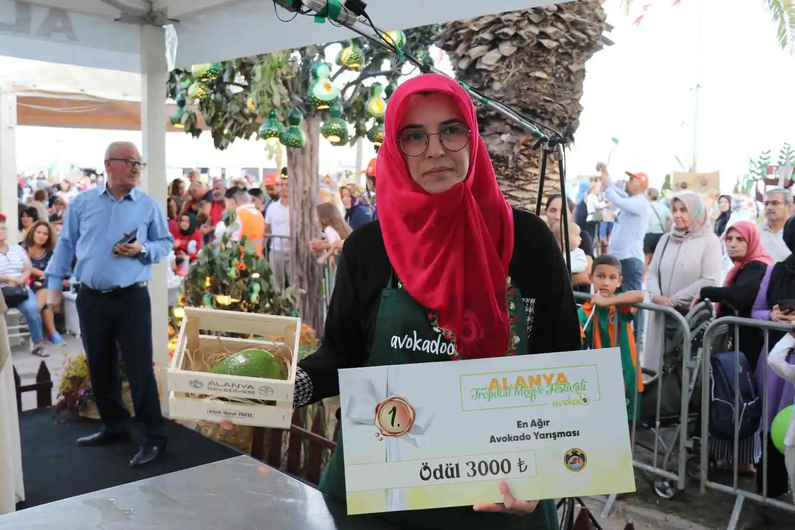 Alanya’nın en ağır avokadosu 610 gramla ödülü aldı