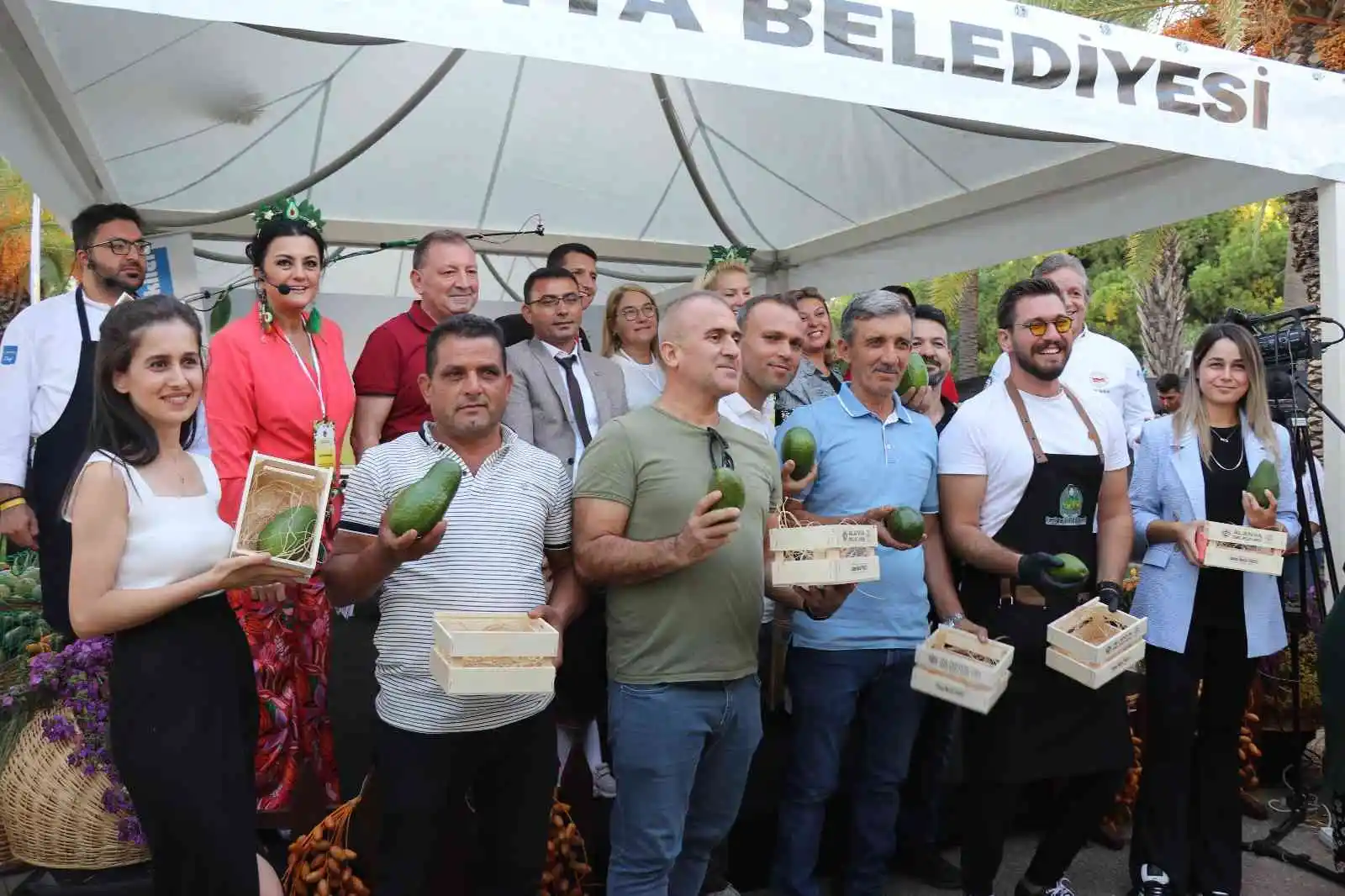 Alanya’nın en ağır avokadosu 610 gramla ödülü aldı